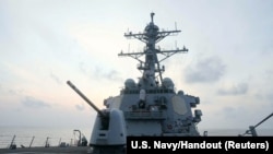 Kapal perusak berpeluru kendali kelas Arleigh Burke USS Milius (DDG-69), dikerahkan ke area operasi Armada ke-7 A.S., dalam operasi yang sedang berlangsung, di lokasi yang dirahasiakan di Laut China Selatan, 10 April 2023. (US Navy/Handout via REUTERS)