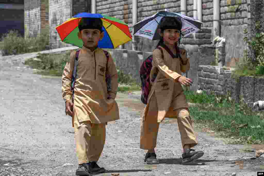 په پیښور ښار کې د ښوونځي ماشومان 