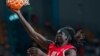 Mchezaji wa Al Ahly Anunwa Omot akipachika mpira nyavuni dhidi ya Capetown Tigers katika ligi ya BAL kanda ya Nile. (Picha na NBAE/Getty Images)
