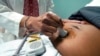 Un médecin utilise une sonde portative sur une femme enceinte pour mesurer le rythme cardiaque de son fœtus, à Jackson, Mississippi, le 17 décembre 2021.
