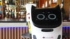 La labor de Bella Fátima es apoyar el trabajo de los meseros, dicen los trabajadores, que al principio temieron que el robot les dejara sin trabajo.