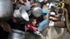 Warga Palestina menerima bantuan selama serangan Israel di Jalur Gaza di Rafah, 9 Januari 2024. Pasokan makanan kini terancam, dan mereka yang mengungsi akibat serangan tersebut menghadapi krisis kesehatan masyarakat, kata seorang pejabat senior PBB pada 14 Juni 2024. (Foto: AP)