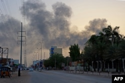 Eneo la makazi ya watu likifuka moshi kutokana na mashambulizi yanayoendelea katika mapigano ya majenerali wawili upande wa mashariki ya Khartoum. (Photo by AFP)