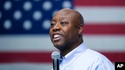 ARCHIVO - El senador Tim Scott habla durante un ayuntamiento en Manchester, New Hampshire, el 8 de mayo de 2023. 