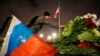 Seorang lelaki meletakkan bunga untuk mengenang para korban serangan di Moskow di St. Petersburg, Rusia, Sabtu, 23 Maret 2024. (Foto: AP)