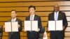 지난달 28일 신원식 한국 국방부 장관, 미노루 키하라 일본 방위상, 로이드 오스틴 미국 국방장관(왼쪽부터)이 일본 국방부에서 열린 일-미-한 3자 국방장관 회의 이후 서명한 미한일 안보협력 프레임워크(TSCF) 협력각서(MOC)를 들고 있다.