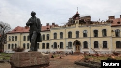 Kondisi dari gedung universitas tempat Stepan Bandera belajar di Kota Dubliany, Lviv, Ukraina, yang rusak akibat serangan Rusia pada 1 Januari 2024. (Foto: Reuters/Roman Baluk)