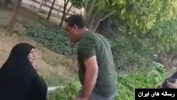 تصویری از درگیری یک مرد با زن محجبه‌ای که به حجاب زن دیگری اعتراض داشت.