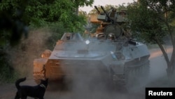 FILE: Seorang prajurit Ukraina dari unit pertahanan udara Brigade Mekanik ke-93 mengendarai pengangkut personel lapis baja (APC) dengan meriam anti-pesawat, di garis depan, dekat kota Bakhmut, Ukraina, 23 Mei 2024. (REUTERS/Oleksandr Ratushniak)