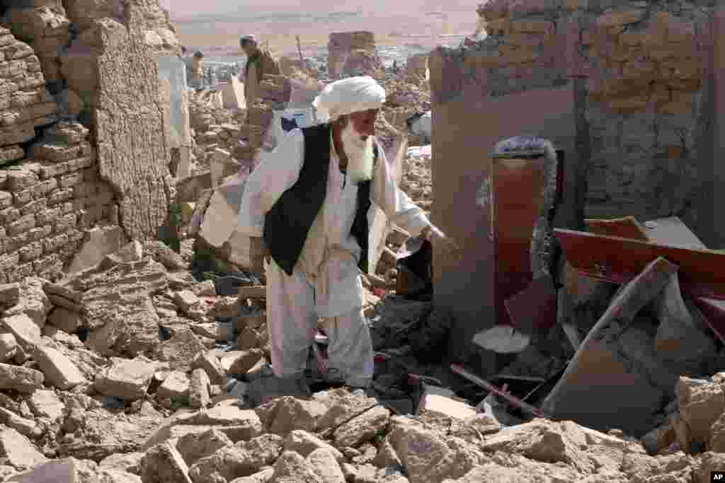 نمایندگی‌های افغانستان در خارج از این کشور خواستار کمک فوری خارجی به زلزله‌زدگان شده اند.