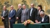 Kineski ministar vanjskih poslova Wang Yi gleda na potpisivanje "Pekinške deklaracije" u Diaoyutai State Guesthouseu u Pekingu 23. jula 2024.