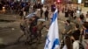 Polisi Israel mengamankan seorang pedemo dalam unjuk rasa untuk mendesak pembebasan sandera yang ditahan di Jalur Gaza oleh kelompok militan Hamas, di Tel Aviv, Israel, Sabtu, 1 Juni 2024. (Foto: Maya Alleruzzo/AP Photo)

