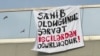 İşçi haqları fəalları Mərkəzi Parkda “Sahib olduğunuz sərvət işçilərdən oğurluqdur!” banneri asıblar.