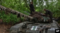 Los militares ucranianos de la 65.a brigada preparan su tanque para la próxima operación para defender sus posiciones en la línea del frente en la región de Zaporiyia, Ucrania, el 18 de abril de 2024.