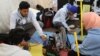 Des jeunes Libyens lors d'un concours de fabrication de robots à Tripoli.