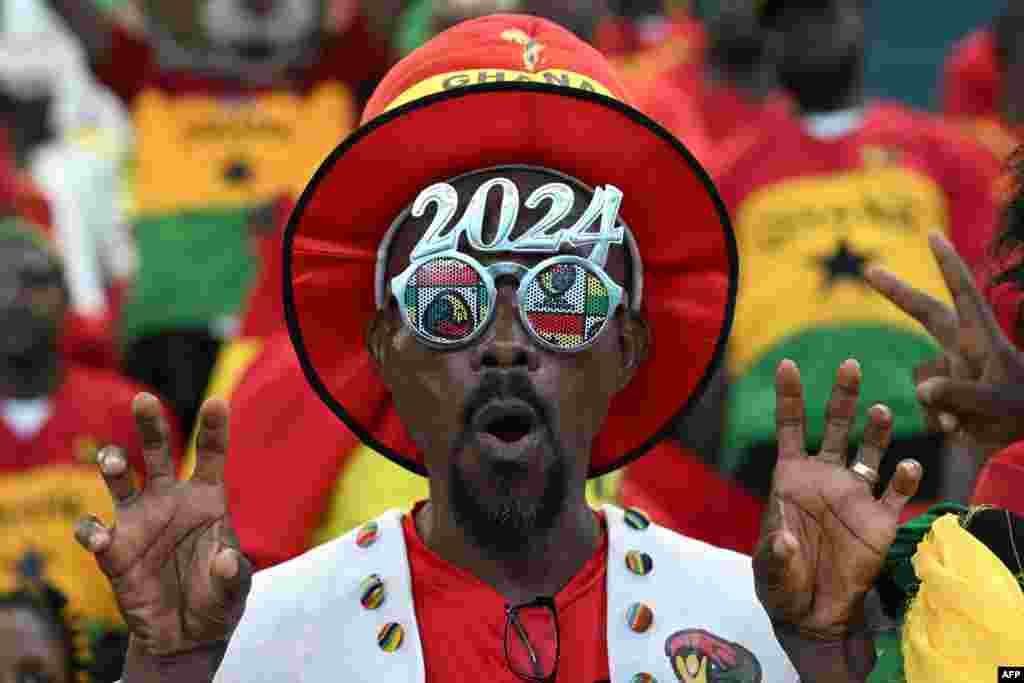 Un supporter ghanéen gesticule avant le match de football du groupe B de la Coupe d'Afrique des Nations (CAN) 2024 entre l'Égypte et le Ghana au stade Félix Houphouët-Boigny d'Abidjan, le 18 janvier 2024.