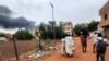 Dim se diže iznad zgrada dok ljudi bježe, u Kartumu, Sudan, 10. juna 2023.