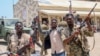Tentara Sudan, yang setia kepada panglima militer Abdel Fattah al-Burhan, berfoto di pangkalan Rapid Support Forces (RSF) di kota Laut Merah Port, Sudan. (Foto: AFP)