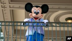 Maskota Mickey Mousea u Disneylandu na Floridi. (Foto: AP/Ted Shaffrey)