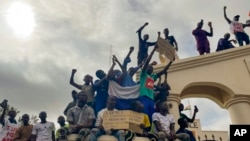 Pendukung junta yang berkuasa Niger berkumpul di awal protes yang menyerukan untuk memperjuangkan kebebasan negara dan melawan campur tangan asing di Niamey, Niger, Kamis, 3 Agustus 2023. (AP/Sam Mednick)