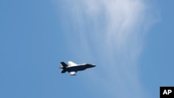 资料照片： 一架F-35联合攻击战斗机于2019年6月12日飞越华盛顿特区。周日，在一架轻型飞机侵犯华盛顿领空后，战斗机在美国首都上空起飞。该小飞机随后在维吉尼亚西南部坠毁。