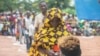 Uma mulher deslocada da província de Cabo Delgado faz fila para receber ajuda humanitária na Escola Tribuna 21 de abril, em Namapa, distrito de Erati, província de Nampula, Moçambique, a 27 de fevereiro de 2024.