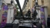 Pasukan kelompok tentara bayaran swasta Wagner berdiri di atas tank di luar sirkus lokal dekat markas besar Distrik Militer Selatan di kota Rostov-on-Don, Rusia, 24 Juni 2023. (Foto: Reuters)