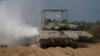 Tank Izrayelyen fe manev tou pre fwontye Izrael-Gaza a nan sid Izrayel, 13 Nov. 2023. 