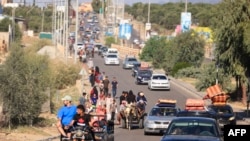 Palestinianos carregaram seus pertences pelas ruas cobertas de escombros da Cidade de Gaza em 13 de outubro em busca de refúgio após alerta do exército de Israel antes de uma esperada ofensiva terrestre em retaliação contra o Hamas pelo ataque mais mortal da história de Israel.