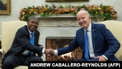 O presidente dos EUA, Joe Biden, aperta a mão do presidente angolano, João Lourenço, durante uma reunião no Salão Oval da Casa Branca em Washington, DC, a 30 de novembro de 2023.