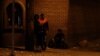 Migrantes latinoamericanos pasan la noche frente a la iglesia del Sagrado Corazón en El Paso, Texas, el 22 de enero de 2024, en momentos en que el número de migrantes viviendo en las calles de la ciudad ha disminuido considerablemente.