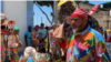 Un hombre carga una máscara en la fiesta de los Diablos Danzantes de Naiguatá, Venezuela. [Foto: Nicole Kolster]