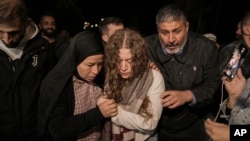 Palestinsku aktivistkinju Ahed Tamimi, u sredini, podržava majka nakon što ju je Izrael pustio iz zatvora u gradu Ramallah na Zapadnoj obali, 30. novembra 2023. 