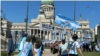 Cientos de argentinos llegan a los alrededores del Congreso de la Nación, en Buenos Aires, donde será la jura presidencial de Javier Milei, este domingo 10 de diciembre.