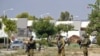 Soldados de las Fuerzas de Defensa de Israel (FDI) custodian el kibutz Kissufim, a solo 1,8 kilómetros de la Franja de Gaza.