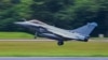 Pesawat tempur multiperan Dassault Rafale Angkatan Udara Prancis lepas landas saat singgah di Pangkalan Udara Paya Lebar di Singapura, 28 Juni 2023, sebagai bagian dari operasi pelatihan "Pegase 23". (Roslan RAHMAN/AFP)