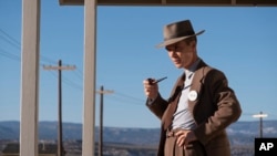 Esta imagen difundida por Universal Pictures muestra a Cillian Murphy en una escena de "Oppenheimer".