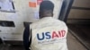 Сотрудник USAID/Нигерия разгружает контейнер-рефрижератор с вакцинами против оспы на фотографии, опубликованной на медиаплатформе X от @USAIDNigeria 28 августа 2024 года.