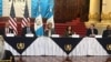 La directora de la Agencia de EEUU para el Desarrollo Internacional, Samantha Power (tercera por la izquierda) hace un anuncio de colaboración con el nuevo gobierno de Guatemala, en la capital de se país, el 16 de enero de 2023.