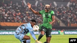 L'attaquant nigérian #9 Victor Osimhen (R) se bat pour le ballon avec le gardien camerounais #1 Fabrice Ondoa lors du match de football des huitièmes de finale de la Coupe d'Afrique des Nations (CAN) 2024, Abidjan, le 27 janvier 2024. (Photo Issouf SANOGO / AFP)