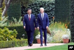 Predsjednik Joe Biden i predsjednik Kine Xi Jinping šetaju vrtovima na imanju Filoli u Woodsideu, Kalifornija, 15. novembra 2023.