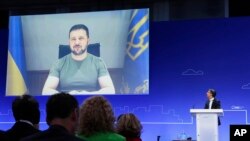 Светската банка неодамна ги процени трошоците за реконструкција на 411 милијарди долари по една година конфликт, што е еднакво на три пати повеќе од годишното економско производство на Украина.