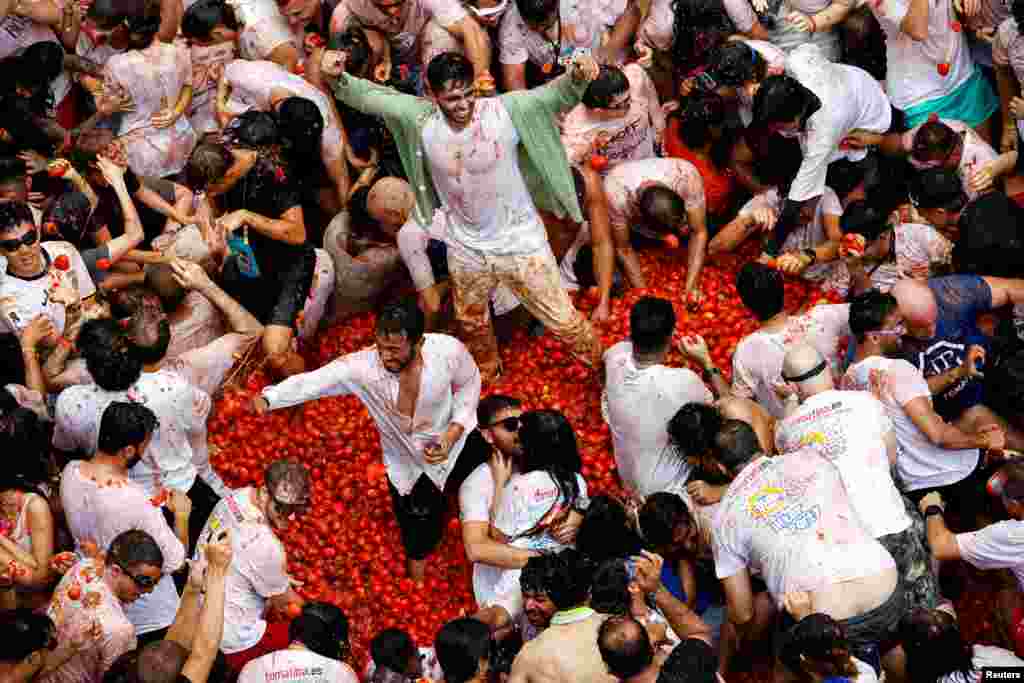 Participantes assistem ao festival anual de luta de comida “La Tomatina” em Bunol, perto de Valência, Espanha, 28 de agosto de 2024