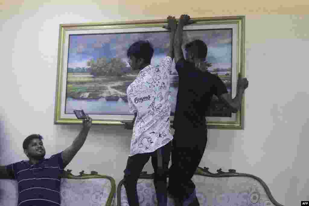 Anti-government protesters vandalize Prime Minister Sheikh Hasina's palace in Dhaka, Aug, 5, 2024.