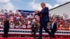 Kandida prezidansyel Repibliken ex-Prezidan Donald Trump rive sou sen nan pou yon miting politik an plen er nan Kawolin di No, 21 Out, 2024. 