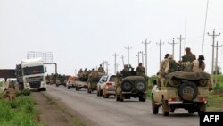 Sejumlah pasukan militer melakukan konvoi di Kota Gedaref, Sudan, di mana mereka bergerak menuju wilayah Pelabuhan Sudan, pada 30 Agustus 2023. (Foto: AFP)