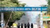 Des policiers bloquent l'entrée de l'université Cheikh Anta Diop, à Dakar, le 1er juin 2023, lors des troubles qui ont suivi la condamnation de l'opposant Ousmane Sonko. (Photo de SEYLLOU / AFP)