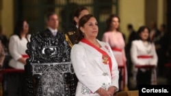 Presidenta del Perú, Dina Boluarte, asiste a la solemne misa en la Catedral de Lima.
