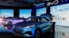Pengunjung melihat-lihat kendaraan listrik BYD China saat peluncurannya di Jakarta, 18 Januari 2024. (REUTERS/Willy Kurniawan)