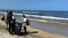 Un grupo de personas participa en labores de limpieza en una playa ubicada en las inmediaciones de la refinería El Palito, en el estado Carabobo, en Venezuela, dos días después de un derrame de crudo.